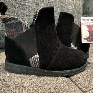 Muk Luks black boots plaid accent women’s size 7